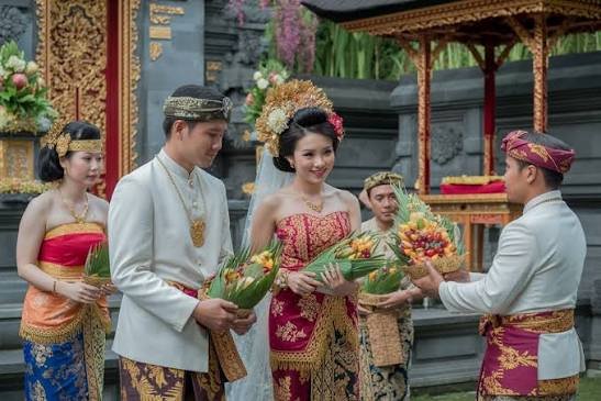 Adat Pernikahan Bali, Rangkaian Sakral dari Memadik hingga Mejauman